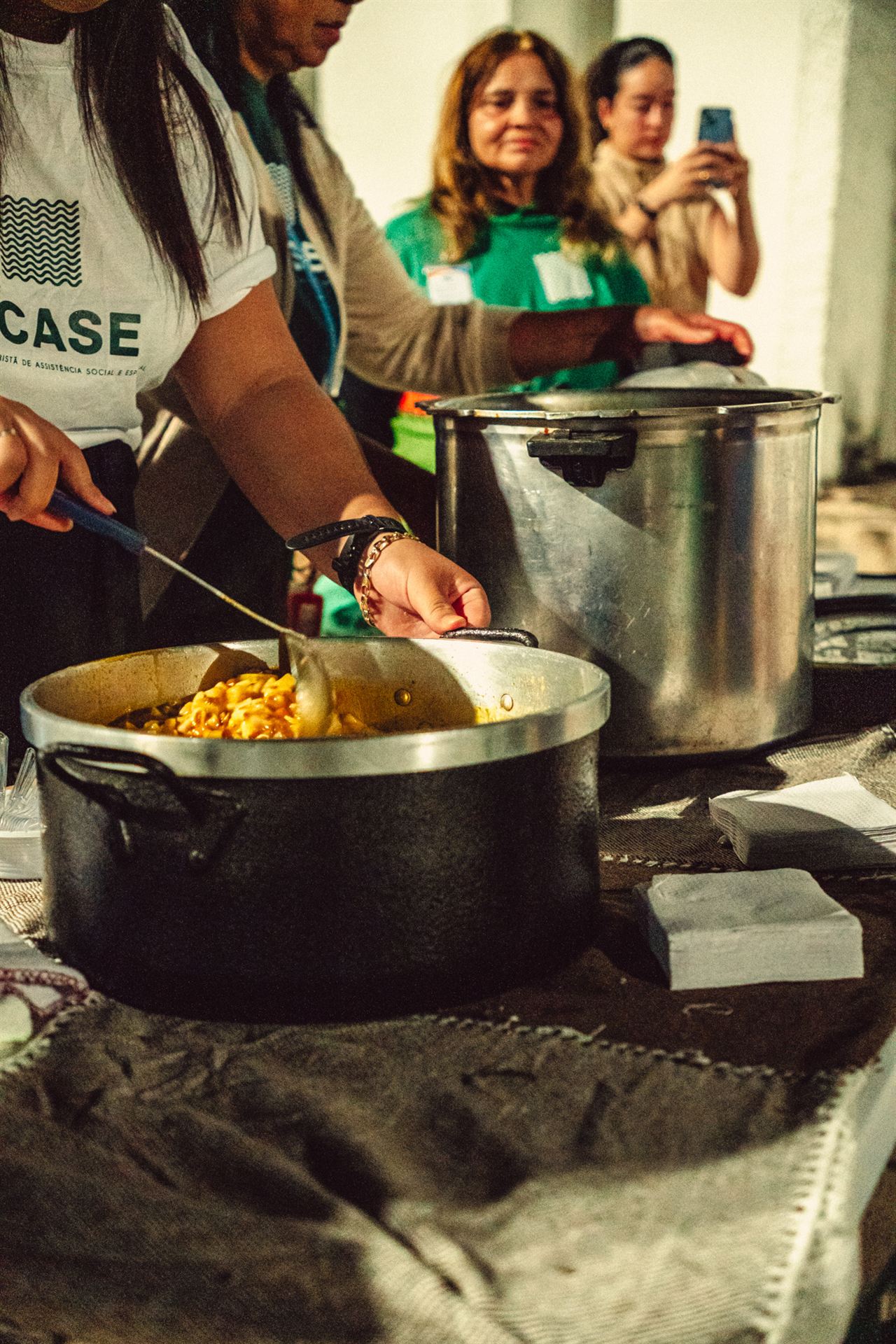 Mesa Acolhedora: Sopas, canjas e caldos servidos à noite em hospitais públicos de Brasília, com uma presença amiga durante a longa espera.