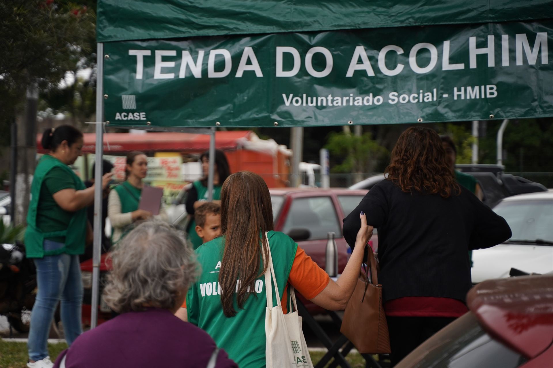 Tenda do Acolhimento da ACASE montada na área externa do Hospital Materno Infantil de Brasília, com voluntários e famílias