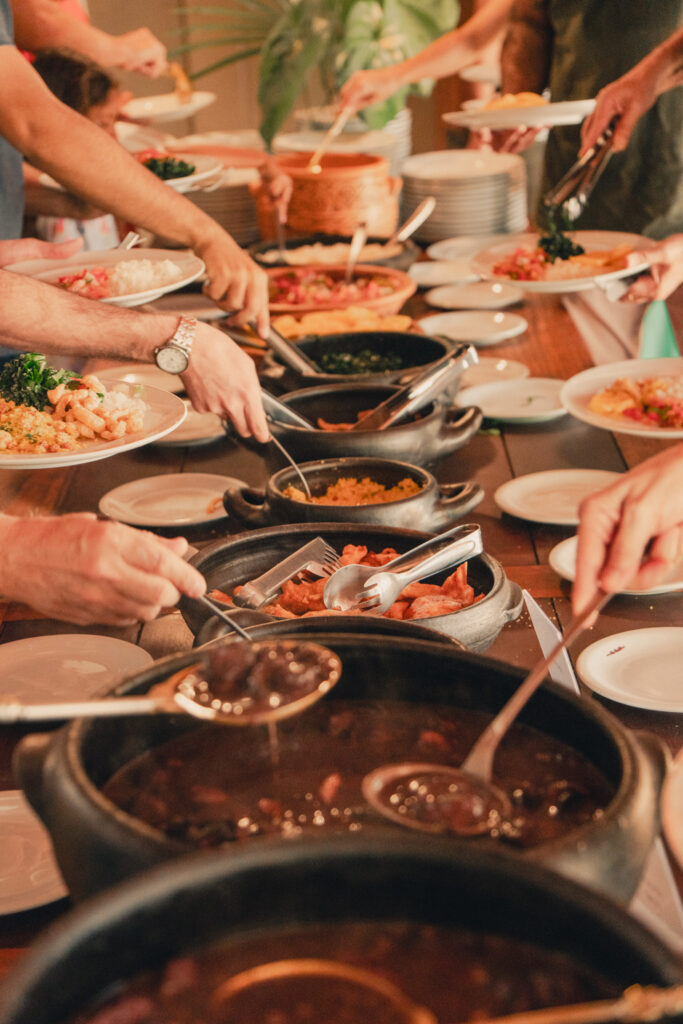 O ponto alto do evento é a feijoada completa preparada com amor e servida com gratidão aos presentes